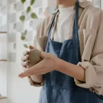 La céramique, dans ce dialogue silencieux entre la main de l’homme et la matière brute, incarne cette tension profonde : est-elle un acte contre nature ou une manière d’honorer cette même nature ?
