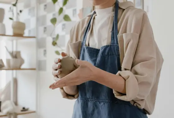 La céramique, dans ce dialogue silencieux entre la main de l’homme et la matière brute, incarne cette tension profonde : est-elle un acte contre nature ou une manière d’honorer cette même nature ?