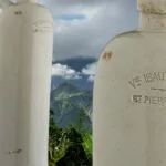 j’ai ressenti lors de ma visite à La Saga du Rhum aujourd’hui. Parmi les trésors exposés, une pièce en particulier a capté toute mon attention : la première bouteille en grès