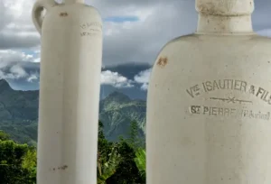 j’ai ressenti lors de ma visite à La Saga du Rhum aujourd’hui. Parmi les trésors exposés, une pièce en particulier a capté toute mon attention : la première bouteille en grès