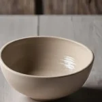 Le grès de Saint-Amand est une terre céramique robuste et historique. Découvrez ses caractéristiques et son rôle dans l’artisanat céramique français.