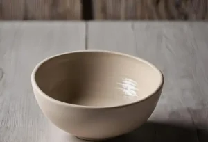 Le grès de Saint-Amand est une terre céramique robuste et historique. Découvrez ses caractéristiques et son rôle dans l’artisanat céramique français.