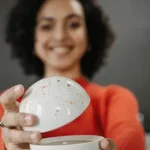 L’univers de la céramique artisanale regorge de talents qui, comme moi chez Ixèsos, s’attachent à créer des objets porteurs de sens. Voici une sélection de 10 céramistes inspirants, qu’ils soient célèbres ou créateurs de l’ombre, qui nourrissent ma passion.