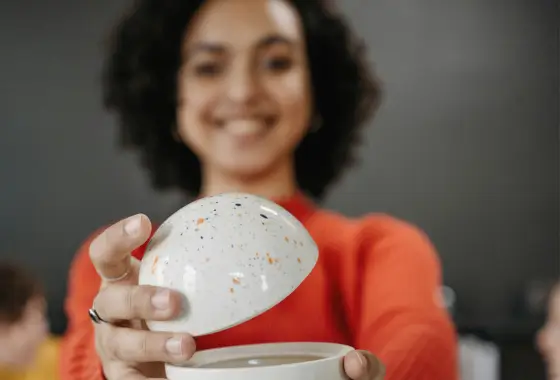 L’univers de la céramique artisanale regorge de talents qui, comme moi chez Ixèsos, s’attachent à créer des objets porteurs de sens. Voici une sélection de 10 céramistes inspirants, qu’ils soient célèbres ou créateurs de l’ombre, qui nourrissent ma passion.