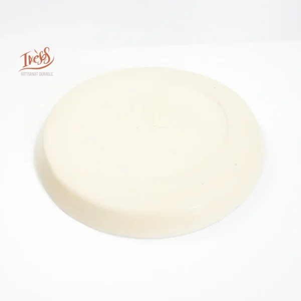 Vue dessous d’une assiette en céramique artisanale Ixèsos U Ligame, façonnée à la main en grès émaillé.