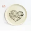 Assiette en céramique artisanale Ixèsos U Ligame avec cœur dessiné en lignes imbriquées, façonnée à la main.