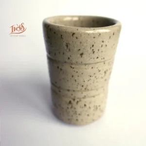 Tasse en grès artisanale U Granitu, vue de face, stries tournées et moucheté minéral, finition vitrifiée