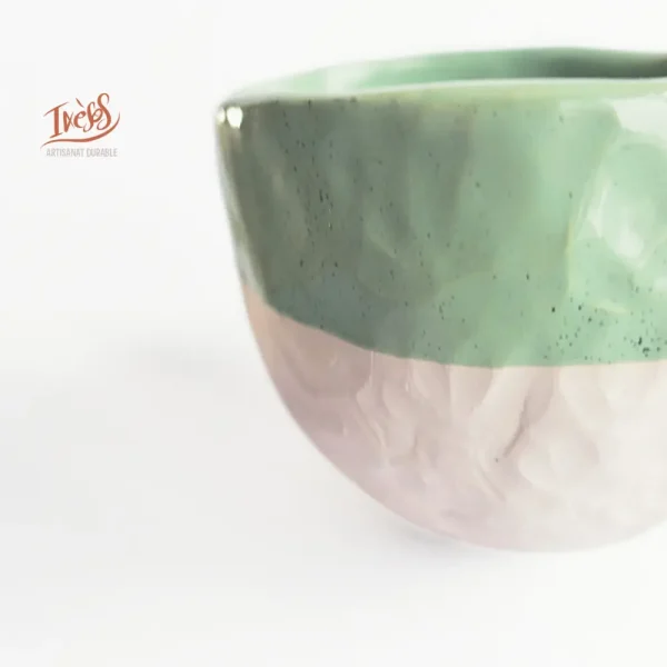 Bol A Menta Ixèsos : détail de l’émail vert menthe et base claire mate texturée, faïence artisanale