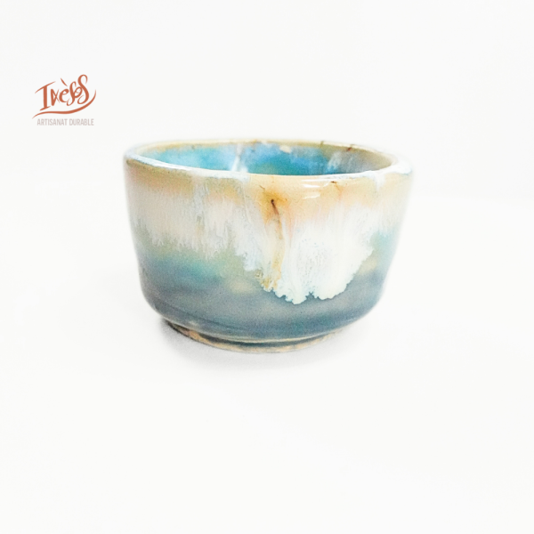 Mini coupelle en céramique artisanale tournée au tour, reflets bleu-vert et sable, modèle U Mare par Ixèsos
