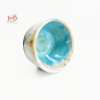 Intérieur d’une mini coupelle en céramique artisanale avec émaux bleu-vert inspirés de la mer