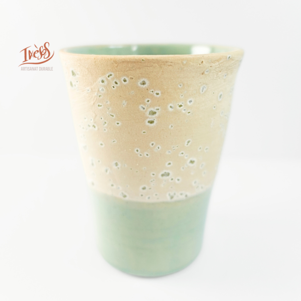 Tasse en grès tournée, extérieur crème moucheté et intérieur céladon menthe à l’eau, céramique artisanale Ixèsos