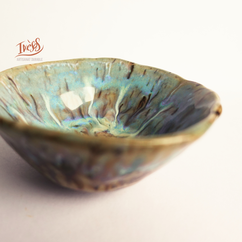 Coupelle en céramique faite main TELLURA, vue inclinée, reflets bleu-vert irisés et coulures brunes dans l’émail