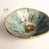 Coupelle TELLURA en céramique artisanale, intérieur émaillé bleu-vert irisé avec traces brunes et bord ondulé