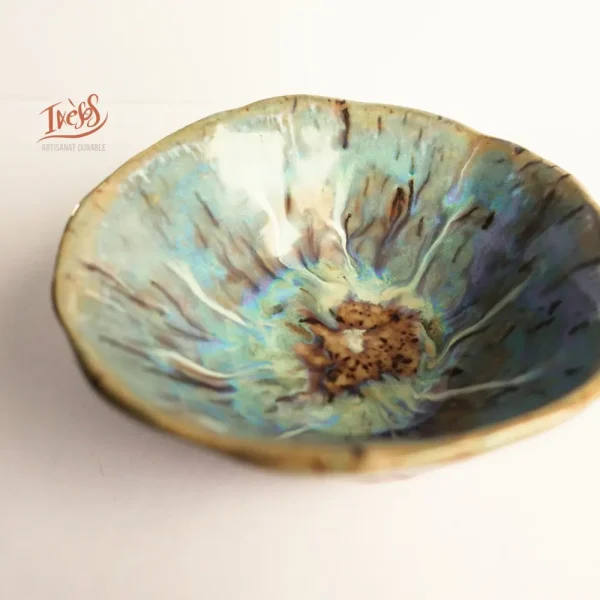 Coupelle TELLURA en céramique artisanale, intérieur émaillé bleu-vert irisé avec traces brunes et bord ondulé